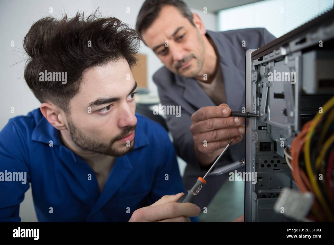 jeune apprenti en formation pour devenir un ingénieur spécialisé en pc Banque D'Images