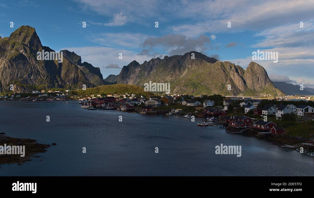 Reine, Moskenesøy, Lofoten, Norvège - 09-01-2020: Paysage urbain du petit village de pêcheurs Reine situé sur des îles avec le bois rouge typique de rorbuer. Banque D'Images