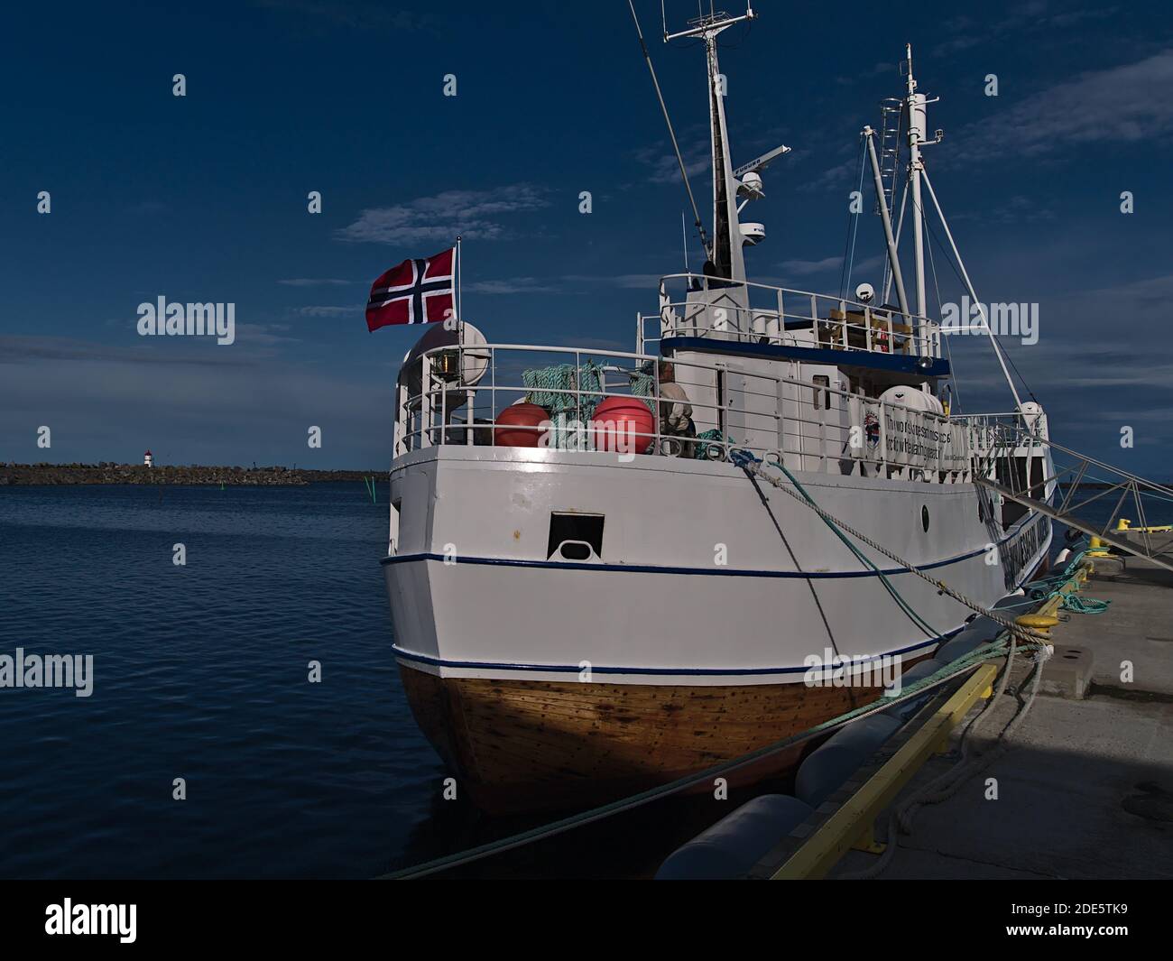 Andenes, Andøya, Vesterålen, Norvège - 09-04-2020: Vue sur le bateau d'amarrage MS Reine utilisé pour les excursions d'observation des baleines en mer de Norvège. Banque D'Images