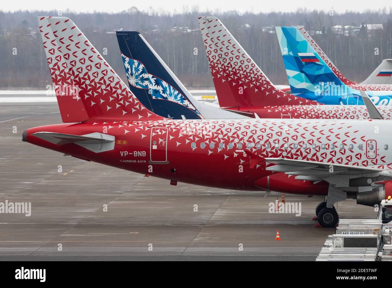 Saint-PÉTERSBOURG, RUSSIE - 20 décembre 2019. Aéroport international de Pulkovo. Vue d'ensemble du tablier de l'aéroport. Avions garés de différentes compagnies aériennes russes à t Banque D'Images