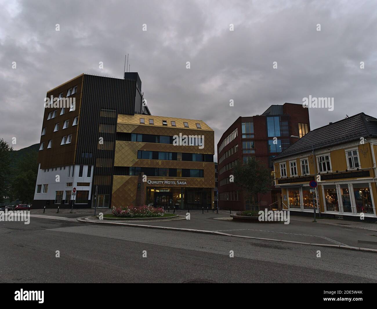 Tromsø, Norvège - 08-23-2020: Vue de face de l'hôtel Quality Saga, au centre de Tromsø, avec une façade saisissante de couleur dorée le soir. Banque D'Images