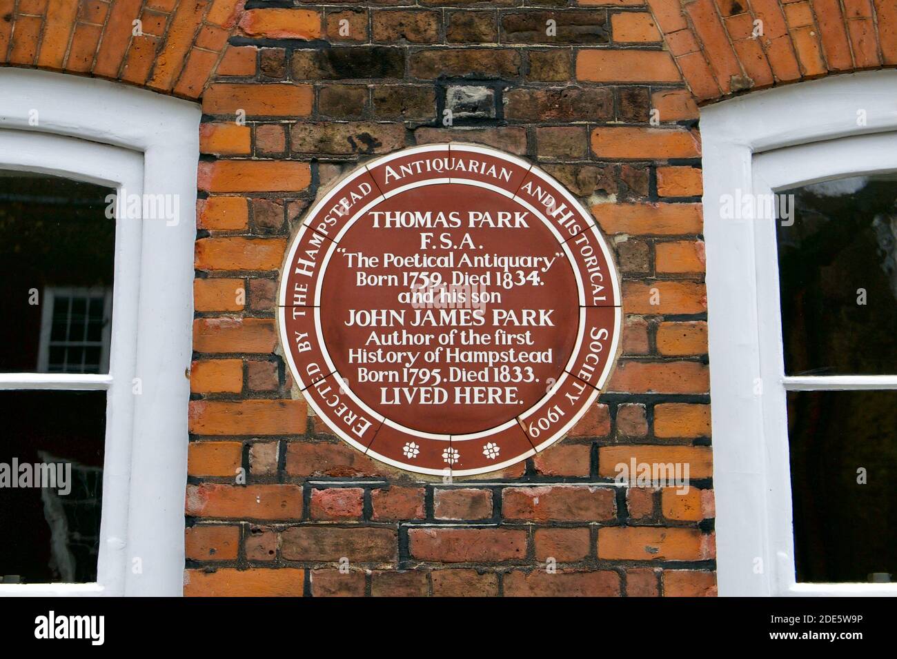 Plaque commémorative brune pour les célèbres habitants de Hampstead Village du parc Thomas et du parc John James. Érigé par la société historique et antiquaire de Hampstead Banque D'Images