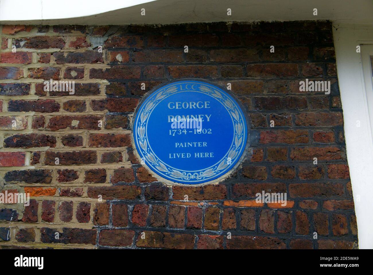 Plaque bleue George Romney English Heritage dédicace à un peintre célèbre qui a vécu au 4 Holly Bush Hill, village de Hampstead, Londres. Banque D'Images