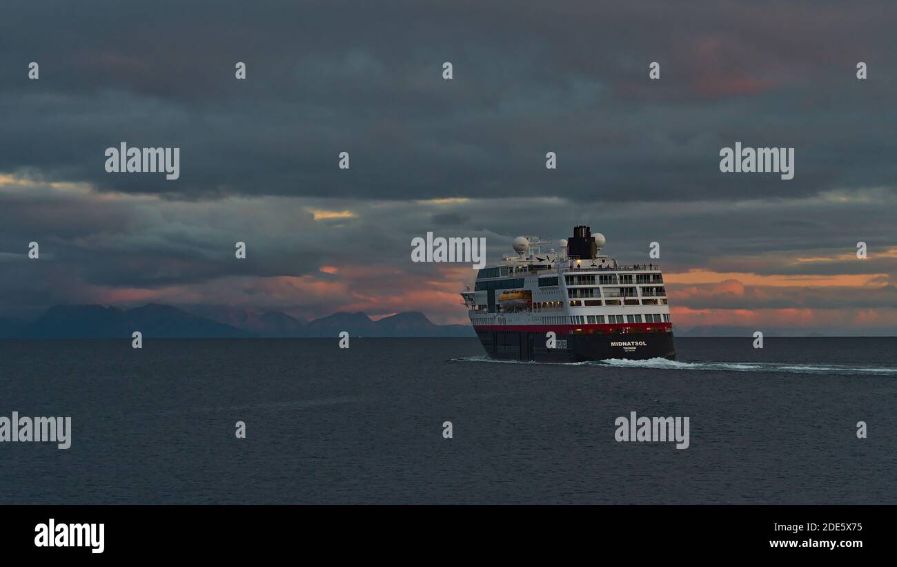 Svolvær, Austvågøya, Lofoten, Norvège - 08-26-2020: Vue arrière du navire de cuise Hurtigruten MS Midnatsol quittant le port de Svolvaer en direction du continent. Banque D'Images