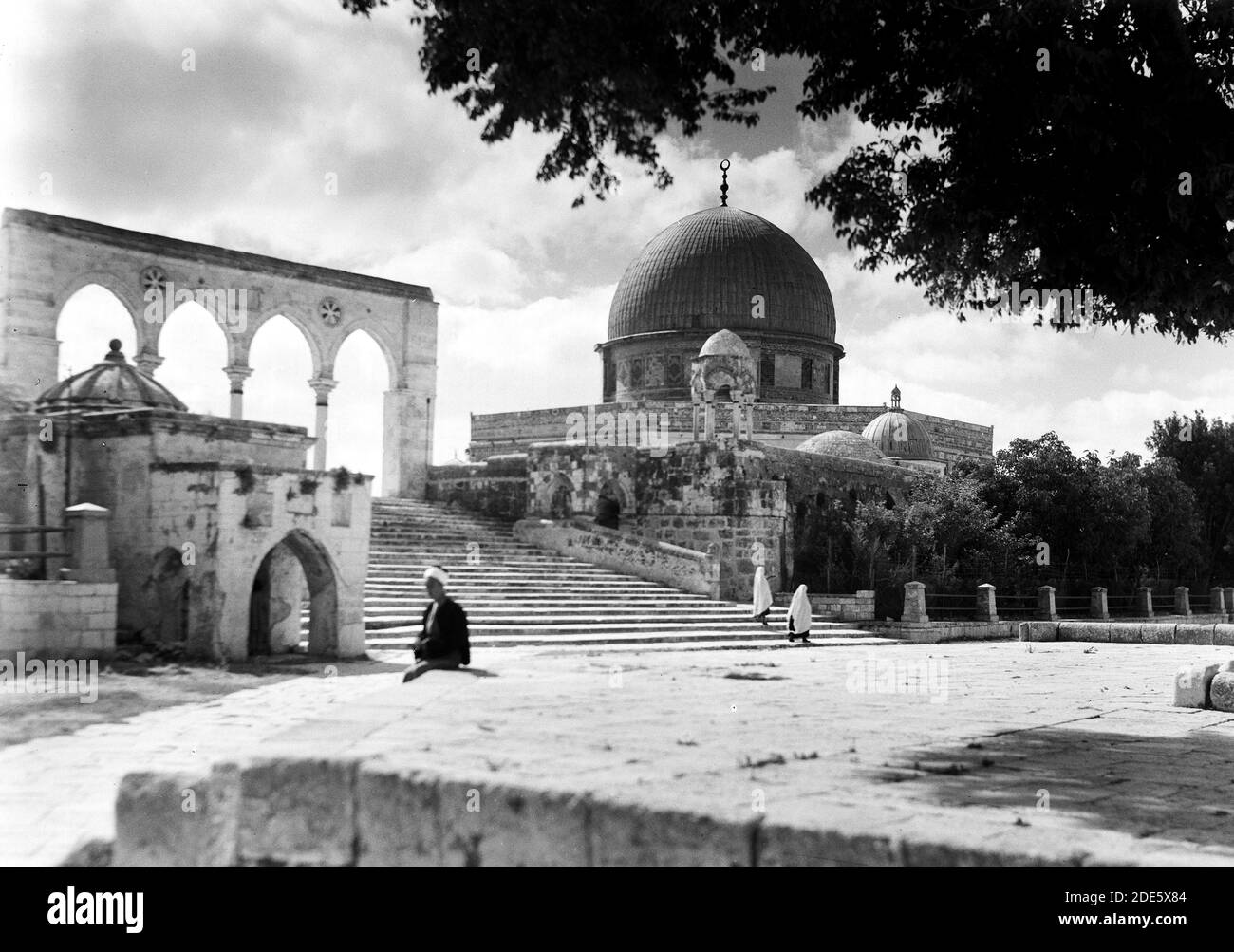Légende originale : Dome of the Rock. Extérieurs plus près avec vue générale sur l'arbre - emplacement: Jérusalem ca. 1944 Banque D'Images