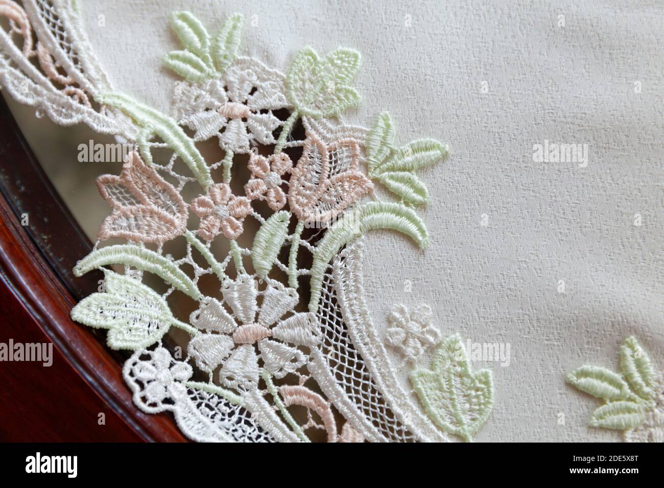 Broderie décorative à motif floral sur nappe blanche, fragment de décoration vintage Banque D'Images
