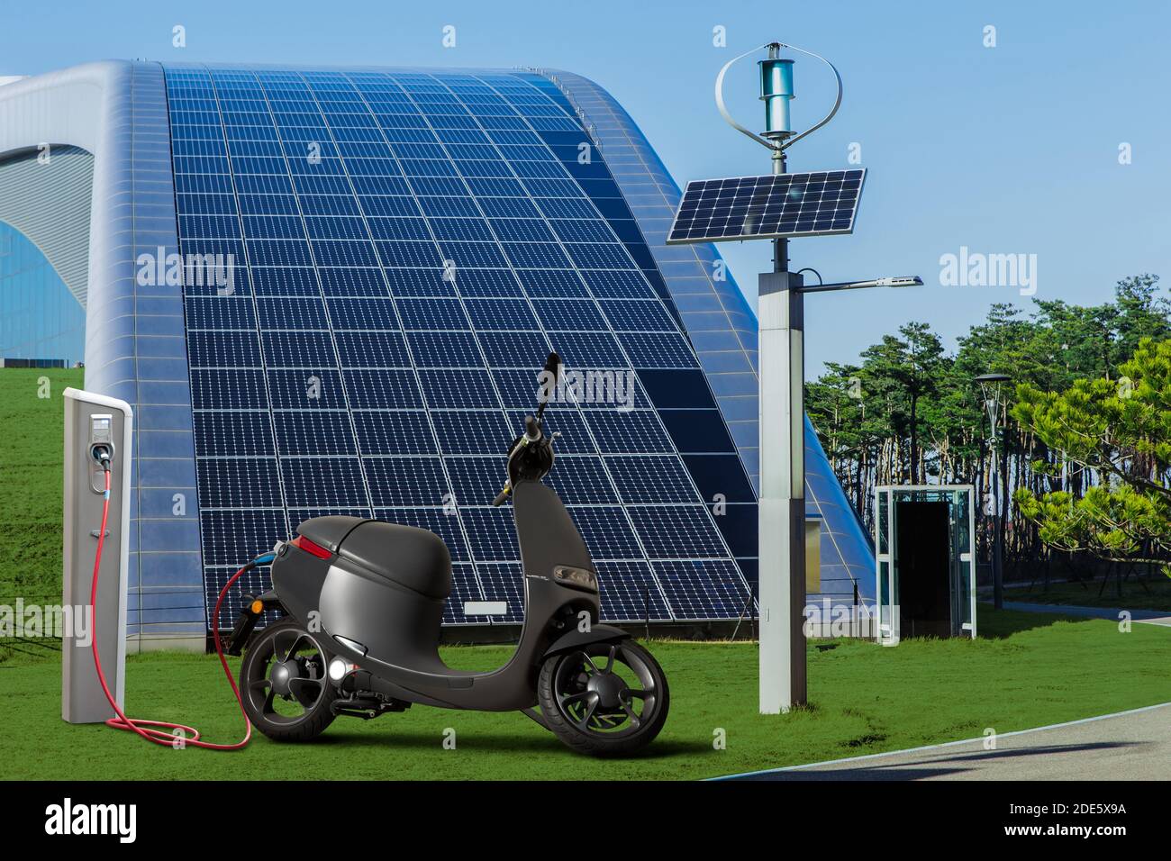 Scooter électrique avec station de charge sur un fond de bâtiment moderne avec panneaux solaires sur un toit. Ville écologique sans émission Banque D'Images