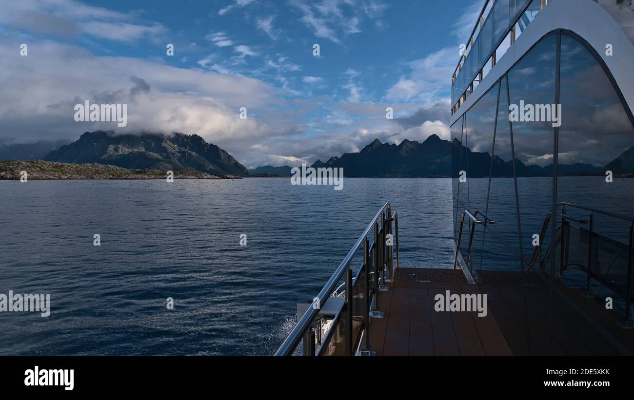 Svolvær, Austvågøya, Lofoten, Norvège - 08-28-2020: Belle vue de la côte Lofoten avec des montagnes et l'île rocheuse de Stormolla reflétée dans les fenêtres. Banque D'Images