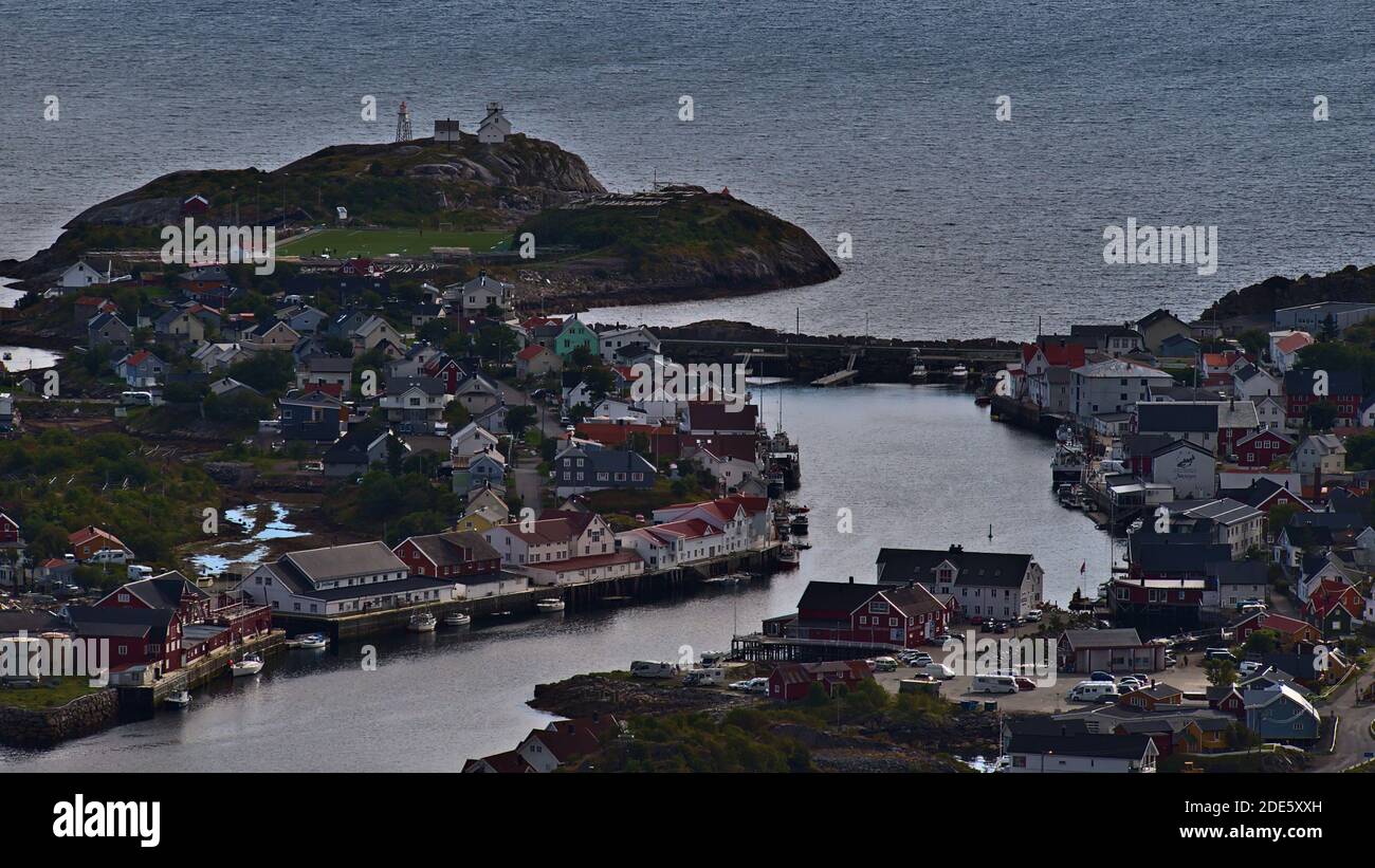 Henningsvær, Austvågøya, Lofoten, Norvège - 08-28-2020: Vue aérienne du petit village de pêcheurs Henningsvaer, destination touristique populaire. Banque D'Images