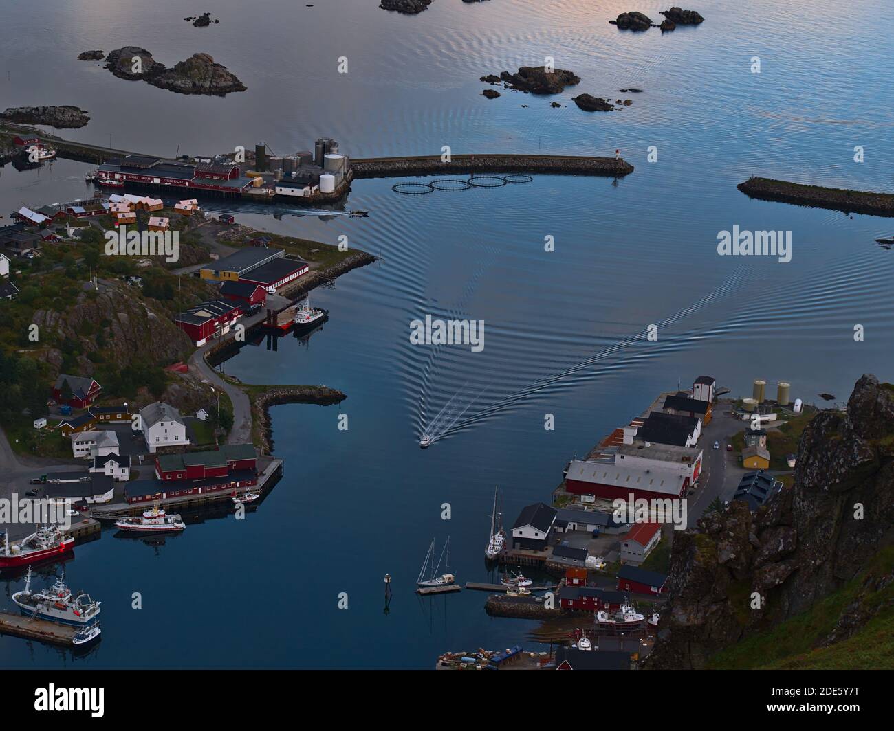 Ballstad, Vestvågøya, Lofoten, Norvège - 08-29-2020: Vue aérienne du village de pêcheurs Ballstadt avec port, entrepôts, brise-lames et maisons rouges. Banque D'Images