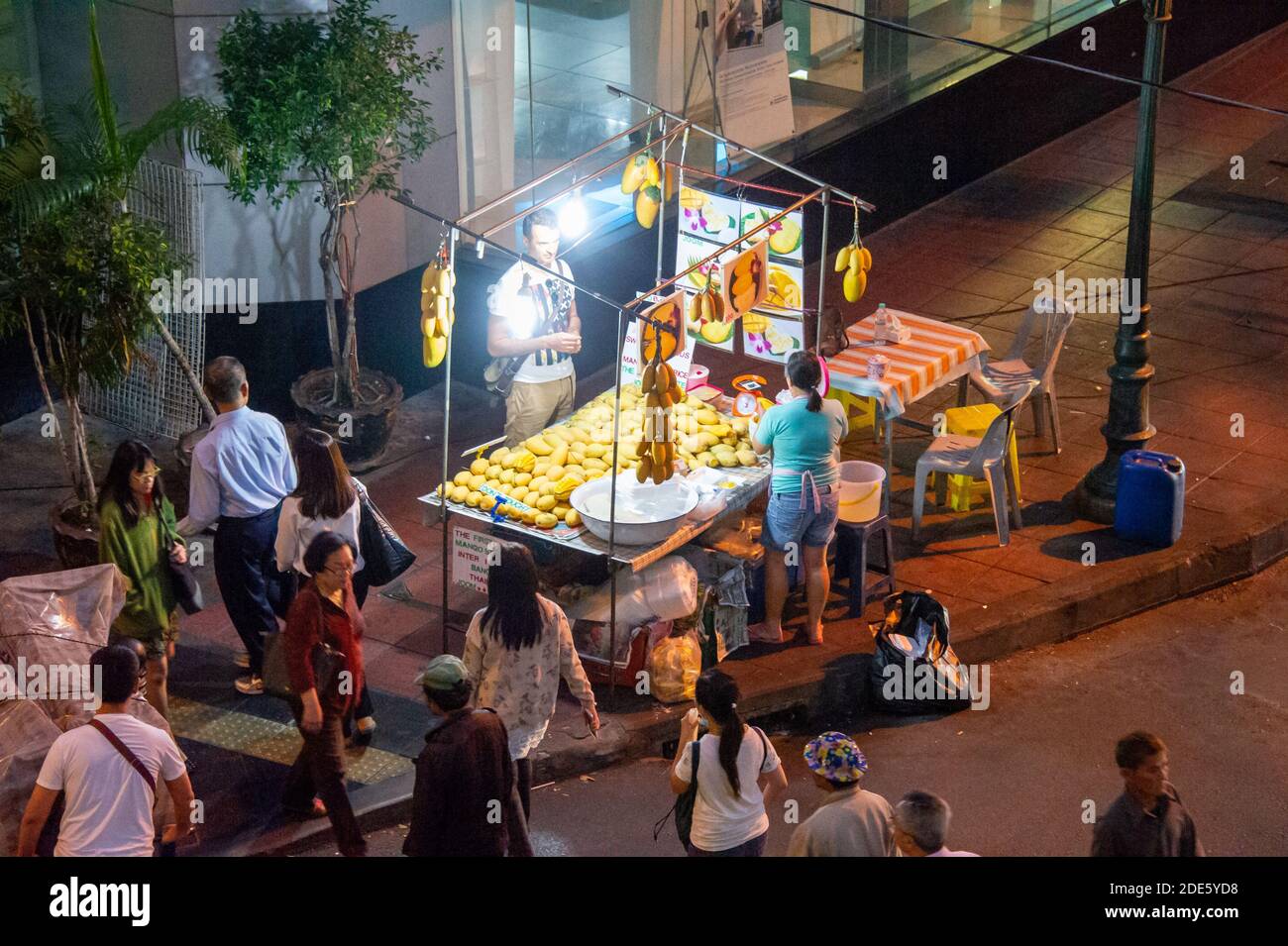 Cuisine de rue dans une rue de Bangkok Banque D'Images