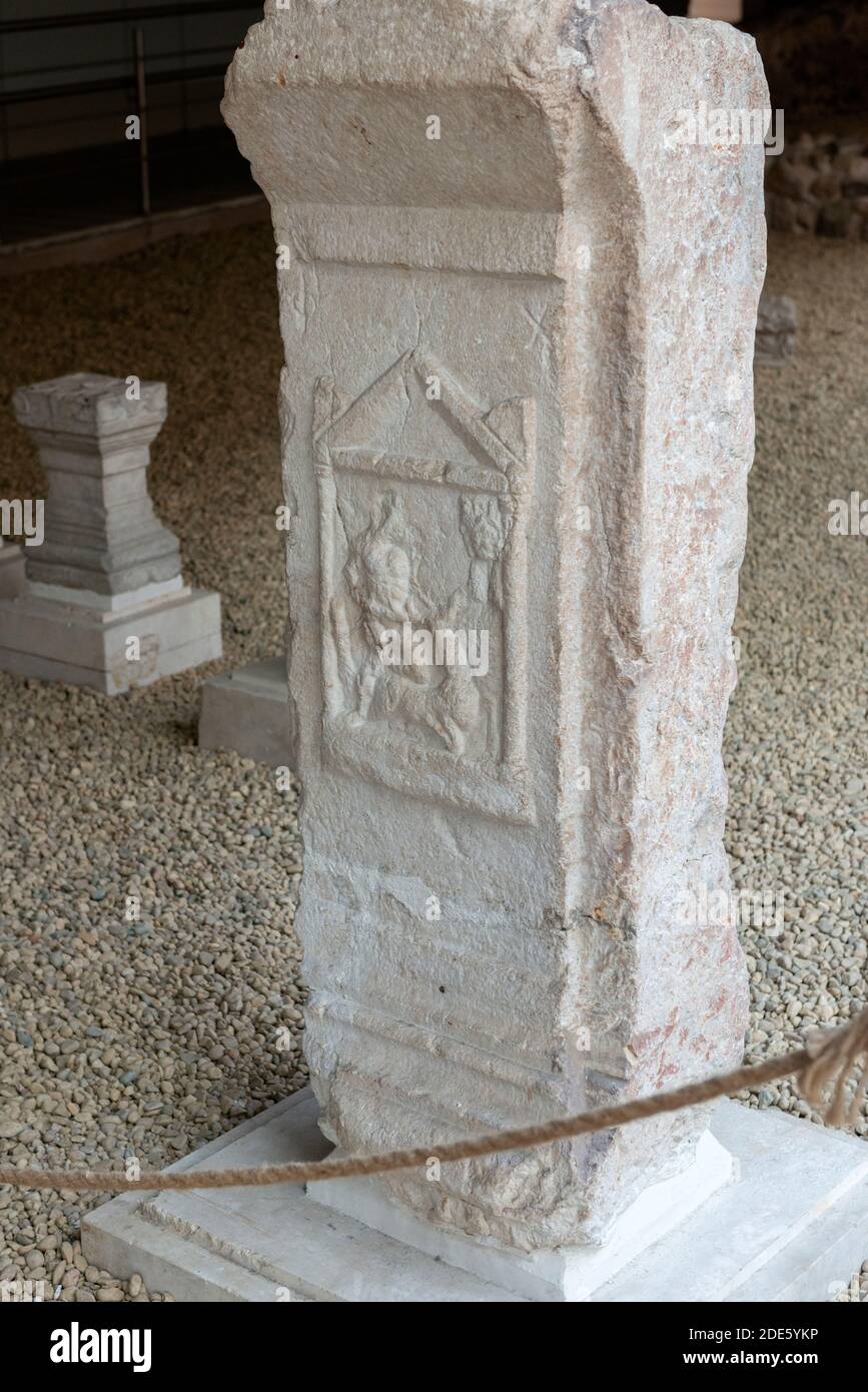 Marbre Ara ou Ara Pacis du II ou III siècle PUBLICITÉ représentant des héacles capturant le relief de Hind de Ceryneian au Ancienne Serdica à Sofia Bulgarie Banque D'Images