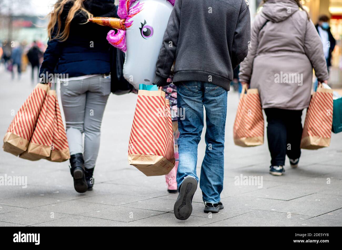 Hanovre, Allemagne. 28 novembre 2020. Une famille marche dans le centre de la ville allemande de Hanovre avec des sacs de shopping de la chaîne de vêtements Primark. Credit: Hauke-Christian Dittrich/dpa/Alay Live News Banque D'Images