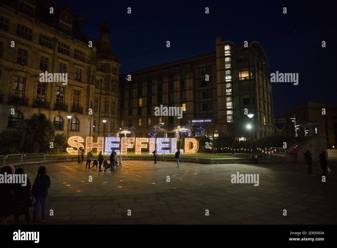 Sheffield, Royaume-Uni, 27 novembre 2020 : image grand angle des jardins de la paix du centre-ville de sheffield avec des gens qui profitent des lumières de noël Banque D'Images