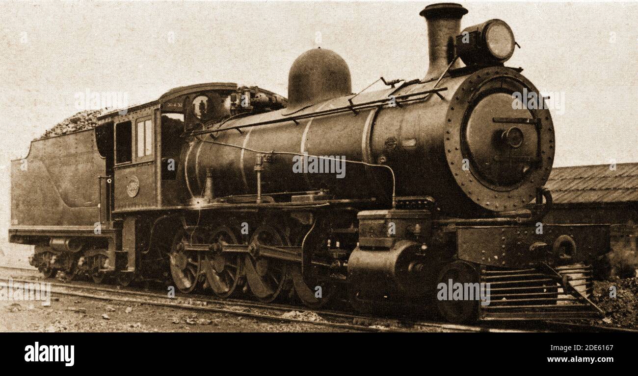 Afrique du Sud Histoire: Ex Cape Government Railways classe 8 779 4-8-0South African Railways classe 8 1088 4-8-0 avec reconstruit Type XF Numéro de tendBuilder: Neilson; Reid 6247Location: East London; Cape province ca. 1930 Banque D'Images