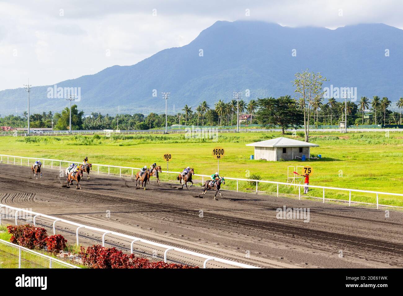 Courses hippiques à l'hippodrome Metroturf à Tanauan, Batangas, Philippines Banque D'Images