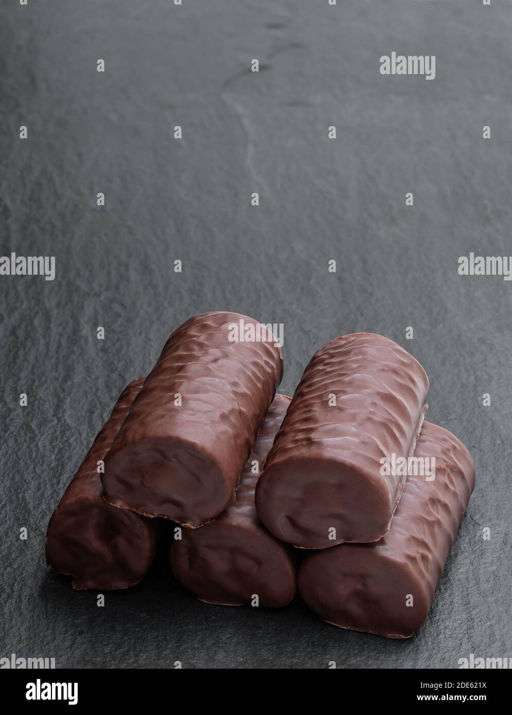 Génoise au chocolat recouverte de chocolat au lait sur pierre noire arrière-plan Banque D'Images