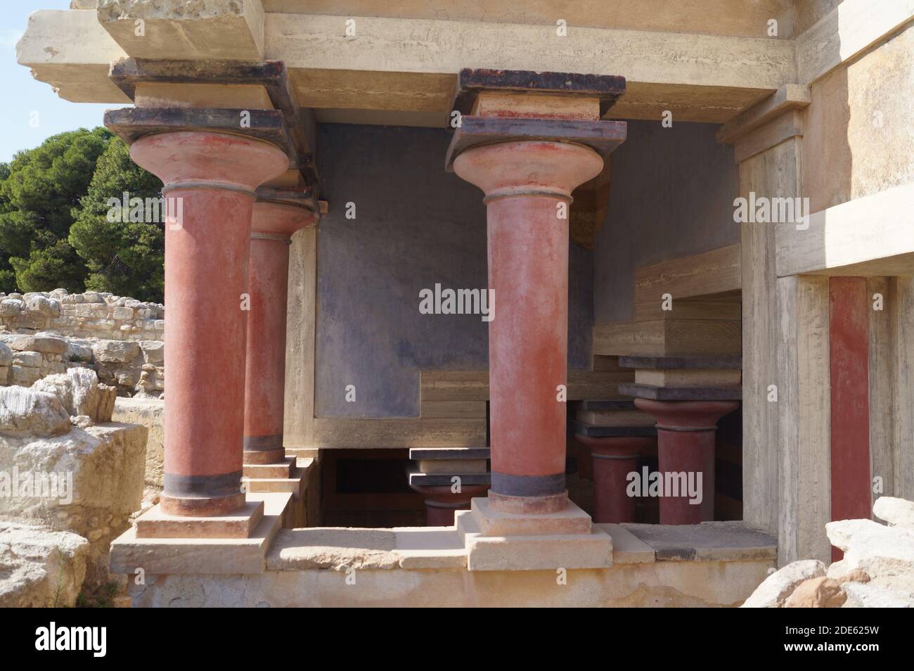 Colonnes rouges dans une zone du palais de Knossos, Crète (Grèce) Banque D'Images