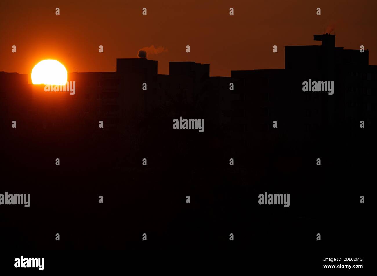 Stuttgart, Allemagne. 29 novembre 2020. Le soleil se couche derrière les gratte-ciel. Credit: Sebastian Gollnow/dpa/Alay Live News Banque D'Images