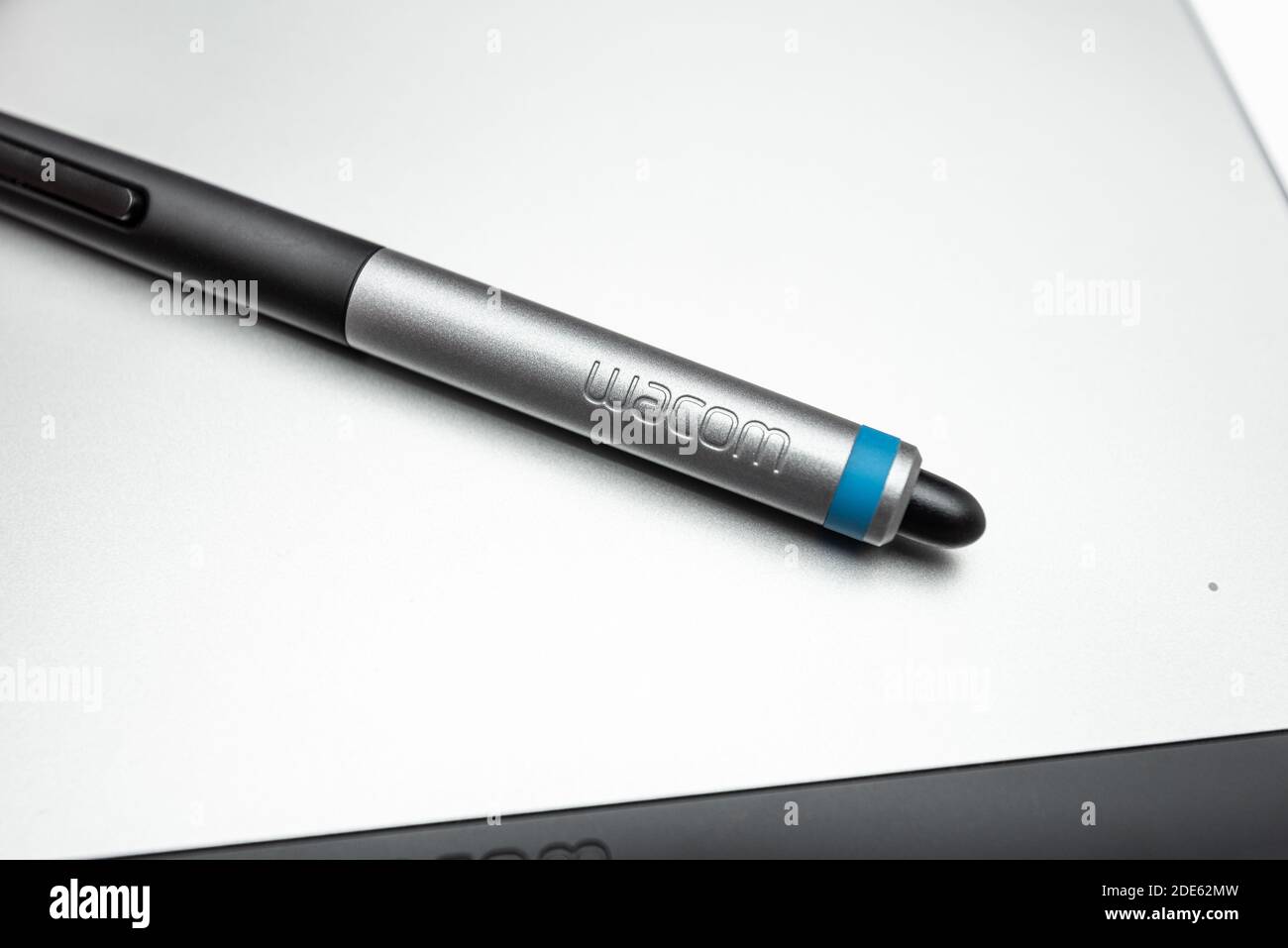 Québec, Canada - Jauary 6th, 2017: Gros plan d'un SmartPen Wacom sur une tablette graphique. Banque D'Images