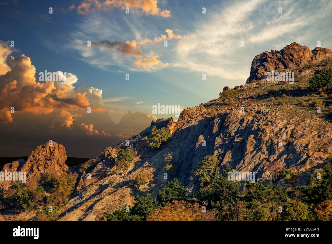 Magnifique après-midi chaud paysage de montagne rocailleuse avec coucher de soleil nuage et couleurs du ciel Banque D'Images