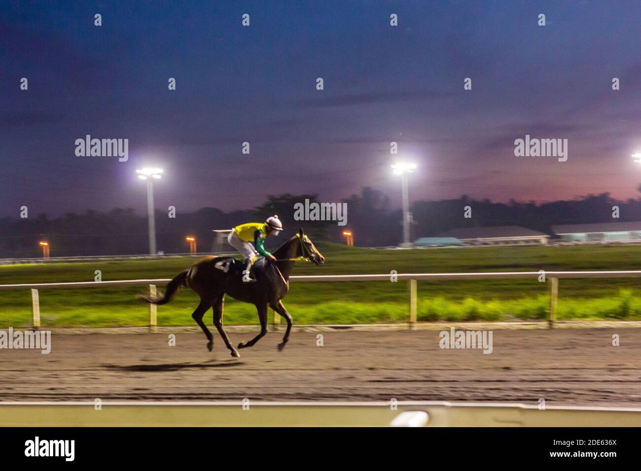 Courses hippiques à l'hippodrome Metroturf à Tanauan, Batangas, Philippines Banque D'Images