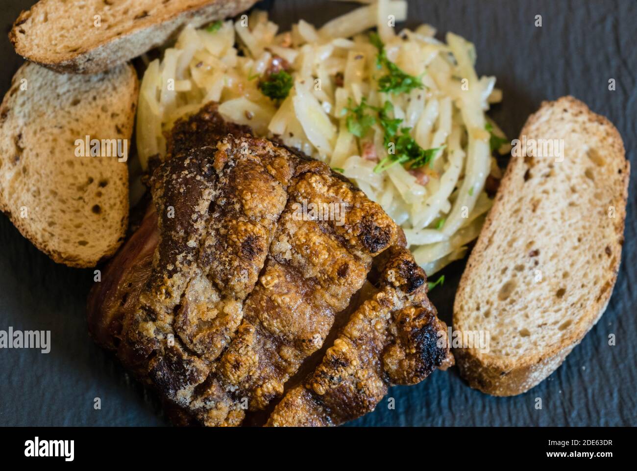 portejarret de porc à la choucroute et au pain Photo