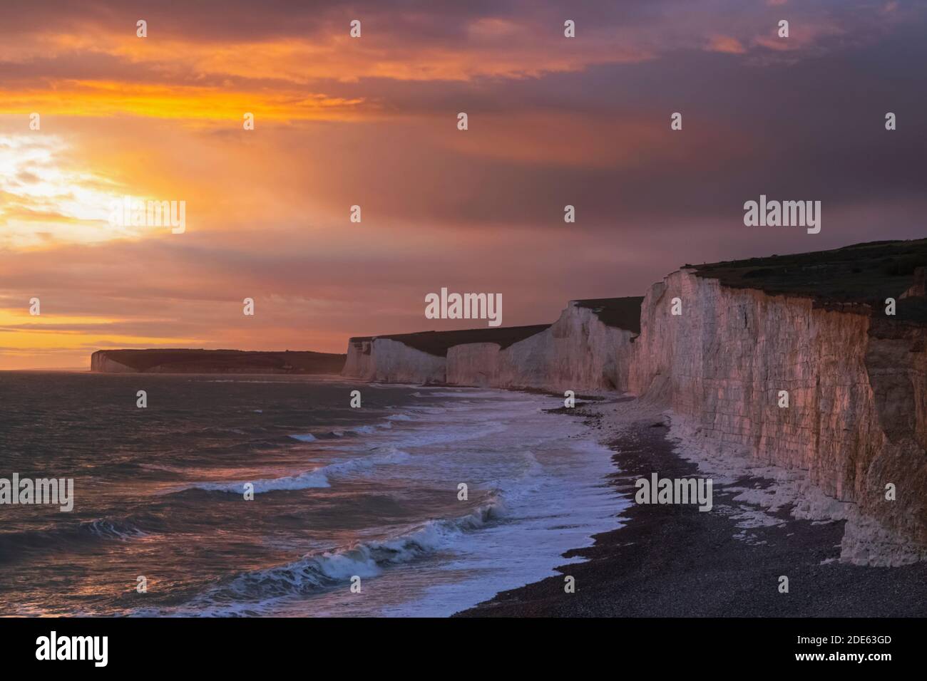 Angleterre, East Sussex, Eastbourne, Birling Gap, les Seven Sisters Cliffs et la plage en fin d'après-midi lumière Banque D'Images