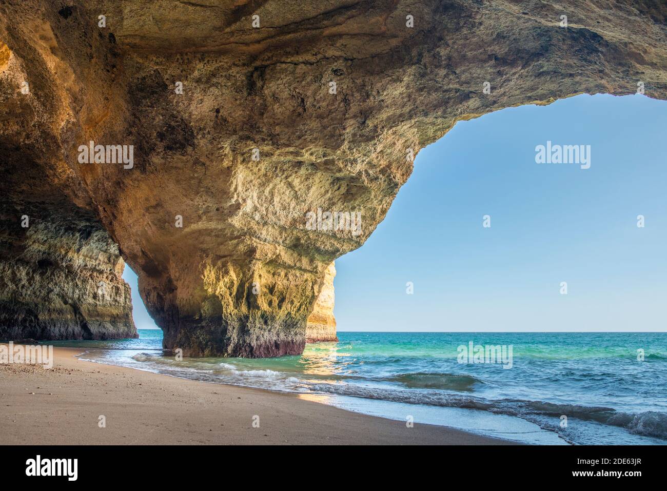 Grotte de la mer de Benagil, vue des trous de mer de l'intérieur, Algarve, Portugal, destination touristique populaire Banque D'Images