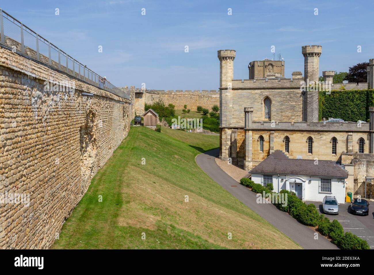 Vue générale de l'autre côté de la cour de la couronne de Lincoln, vue depuis la promenade du mur médiéval sur les murs du château de Lincoln, Lincoln, Lincs, Royaume-Uni. Banque D'Images