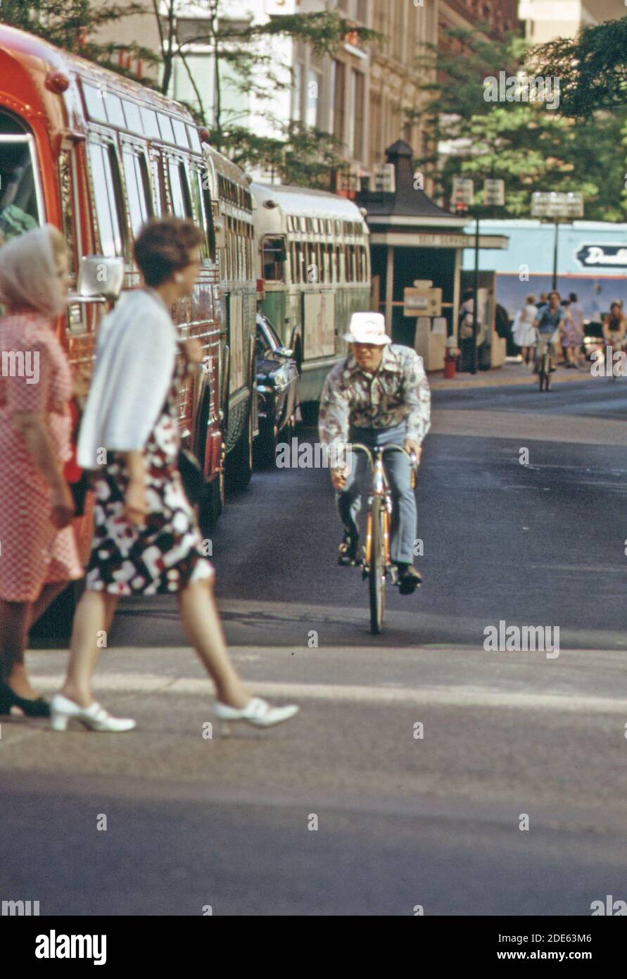 Modes de transport à Nicollet Mall--bus; vélo; et à pied (dans ou près de Minneapolis) ca. 1973 Banque D'Images