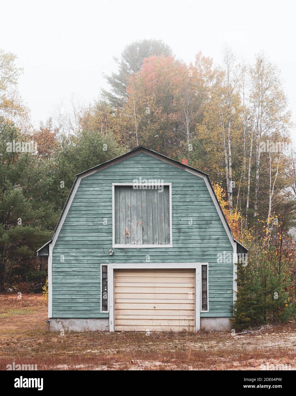 Un vieux garage de couleur automnale à Hanovre, Maine Photo Stock - Alamy
