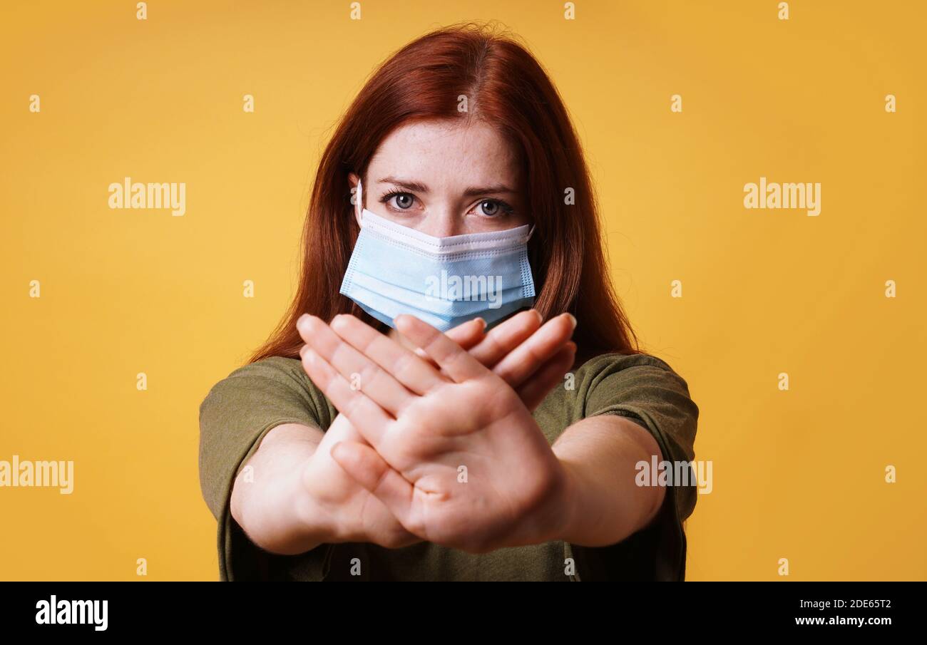 jeune femme portant un masque médical faisant un geste d'arrêt avec ses mains - résistance contre corona covid-19 concept de pandémie Banque D'Images
