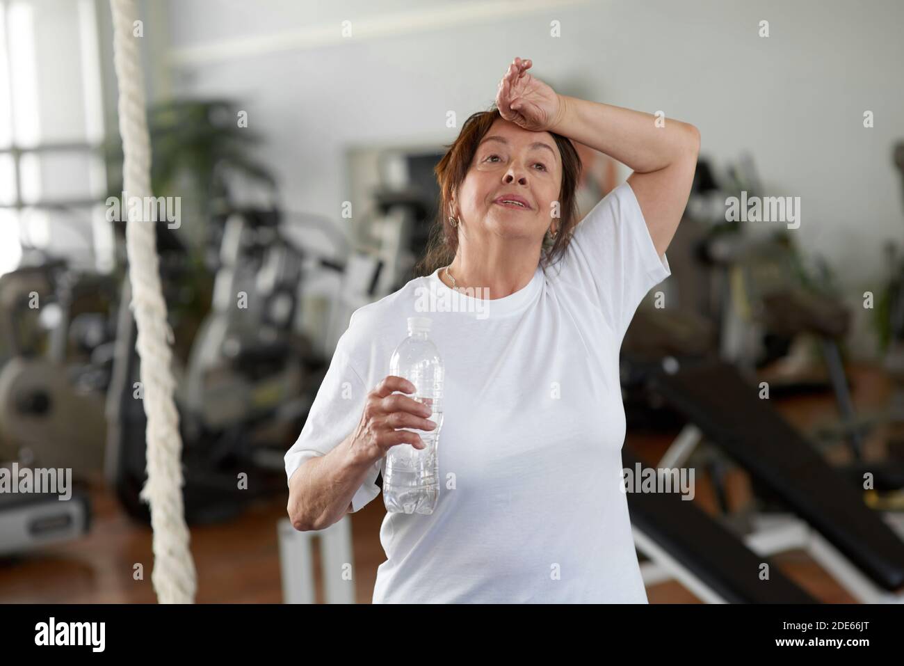 Femme âgée fatiguée après une séance de gym. Banque D'Images