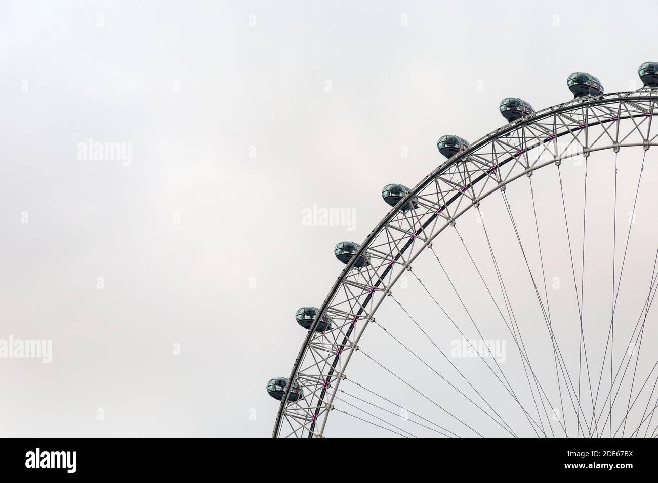 28 novembre 2020 - Londres, Royaume-Uni, le London Eye s'est enveloppé de brume et de brume pendant le temps de confinement du coronavirus au cours du week-end du Black Friday Banque D'Images