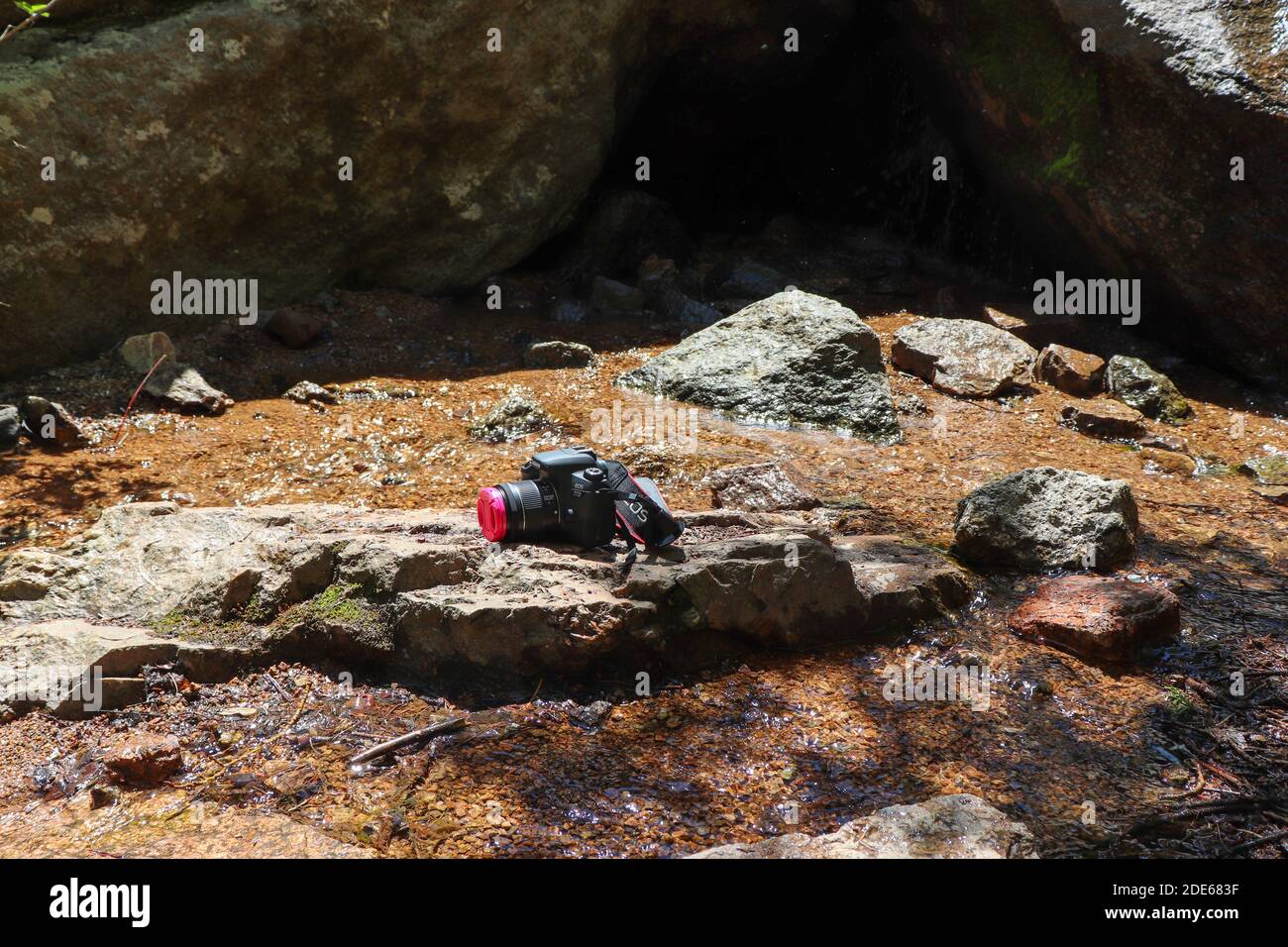 Canon Camera sur les rochers dans un courant de printemps Colorado . Photo de haute qualité Banque D'Images