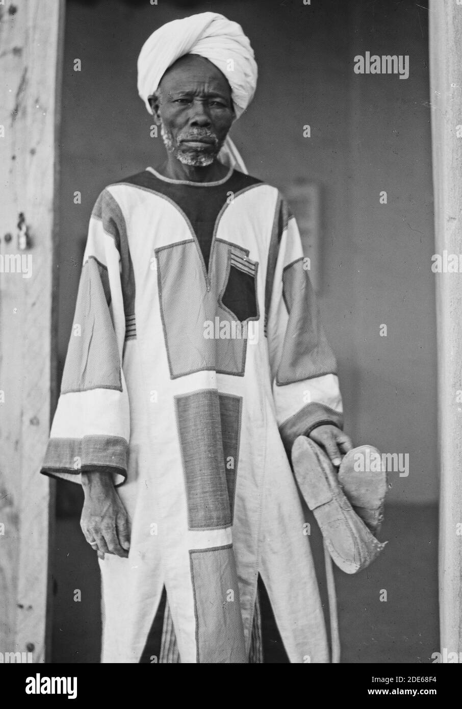 Légende originale: Soudan. Omdurman. Dans la maison de Khalifa. Le gardien; typique des disciples de Mahdi - lieu: Soudan--Omdurman ca. 1936 Banque D'Images