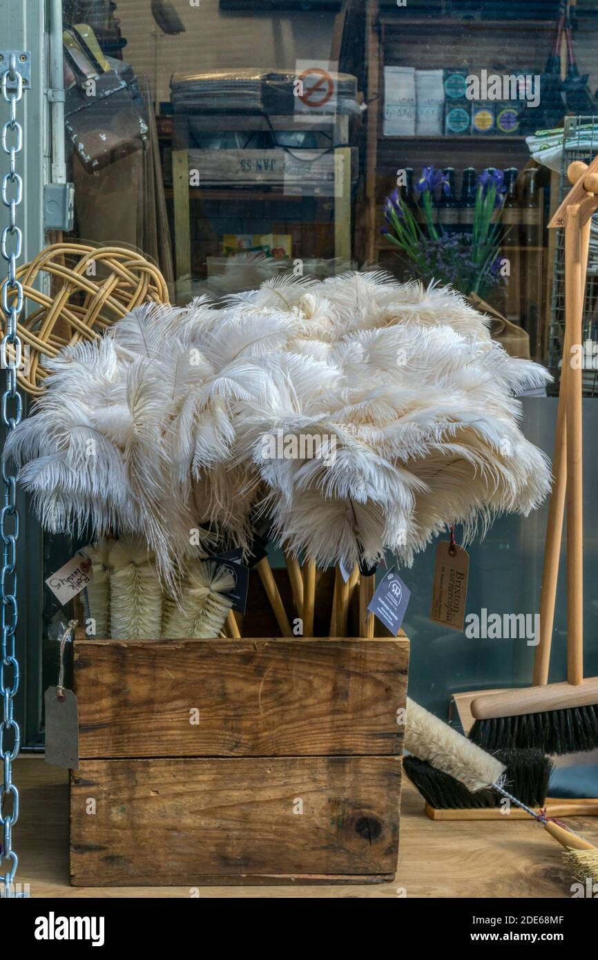 Une boîte de dusters en plumes à vendre sur le marché de Brixton. Banque D'Images