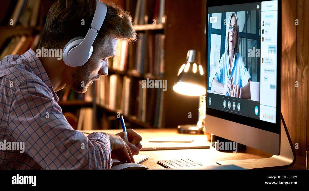 Un étudiant est équipé d'un casque pour la vidéoconférence et le webinaire. Banque D'Images