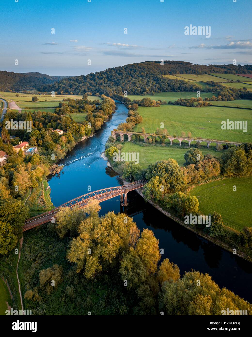 Monmouth Viaduc un vieux pont de viaduc ferroviaire abandonné traversant la rivière Wye dans le Monbucshire pays de Galles. Banque D'Images