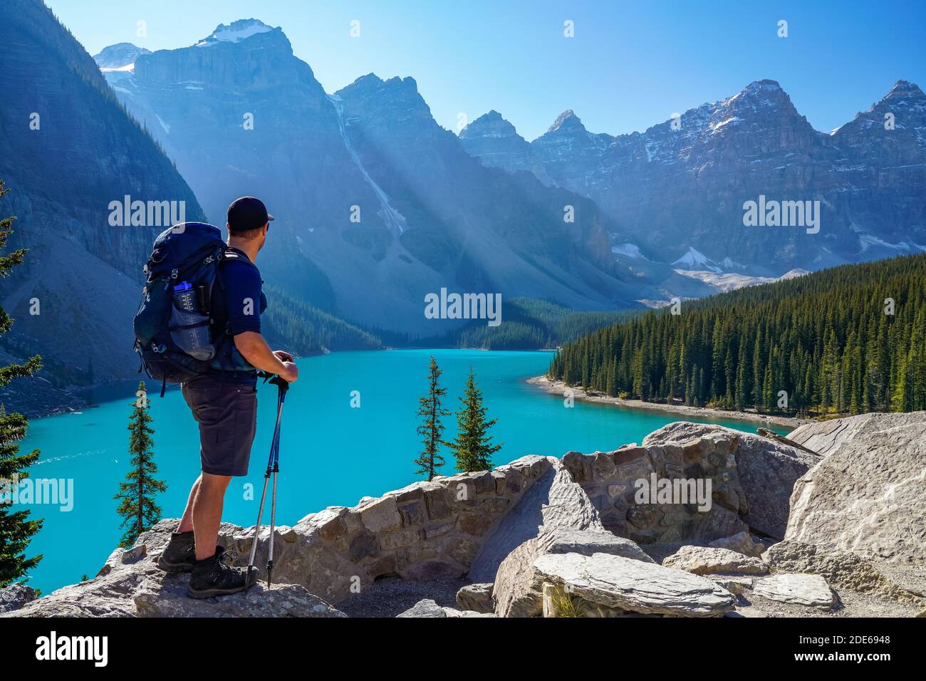 Moraine Lake Rockpile Trail en été ensoleillé jour matin, les touristes appréciant le paysage magnifique. Parc national Banff, Rocheuses canadiennes, Alberta Banque D'Images