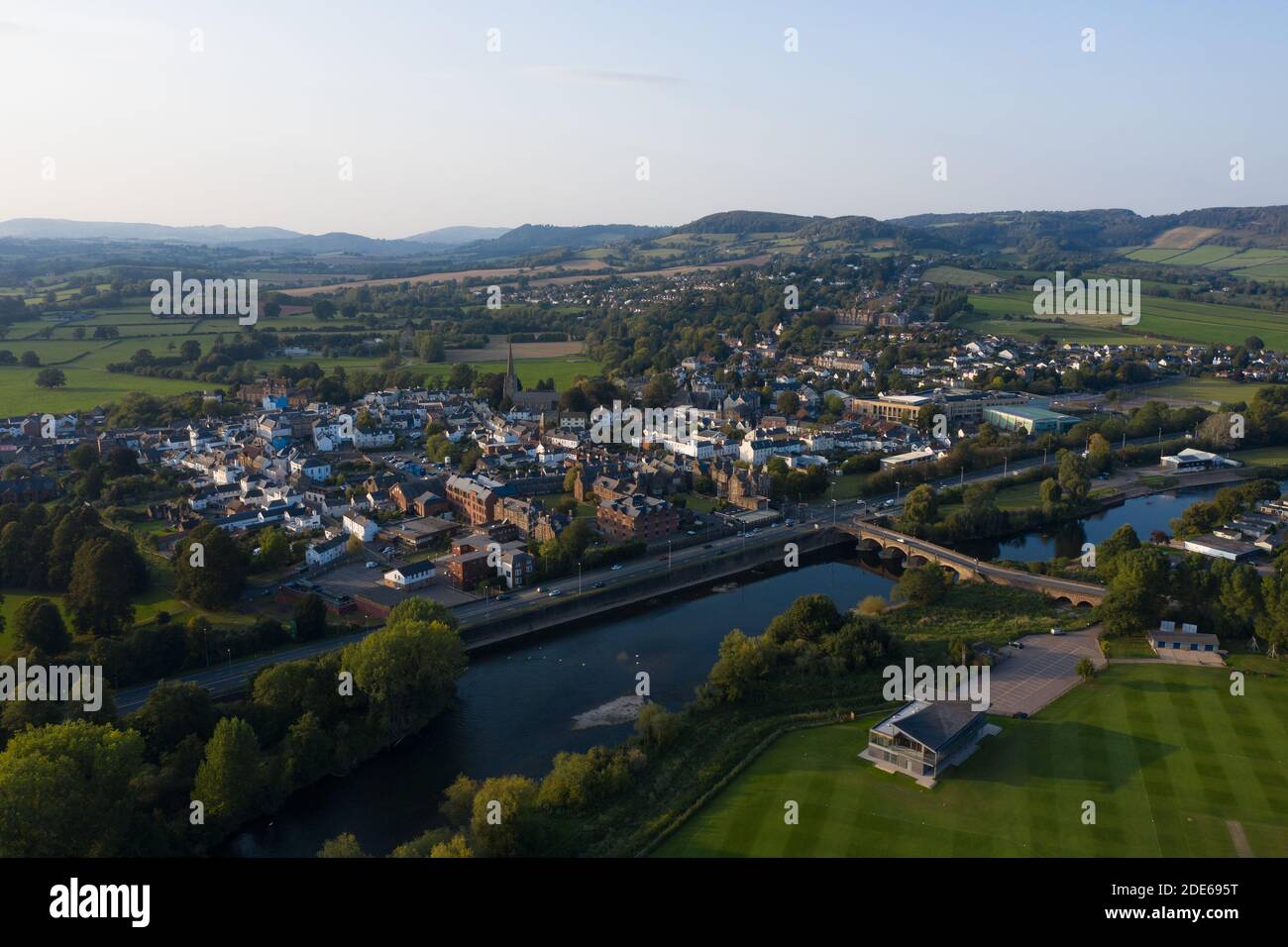 Monmouth Viaduc un vieux pont de viaduc ferroviaire abandonné traversant la rivière Wye dans le Monbucshire pays de Galles. Banque D'Images