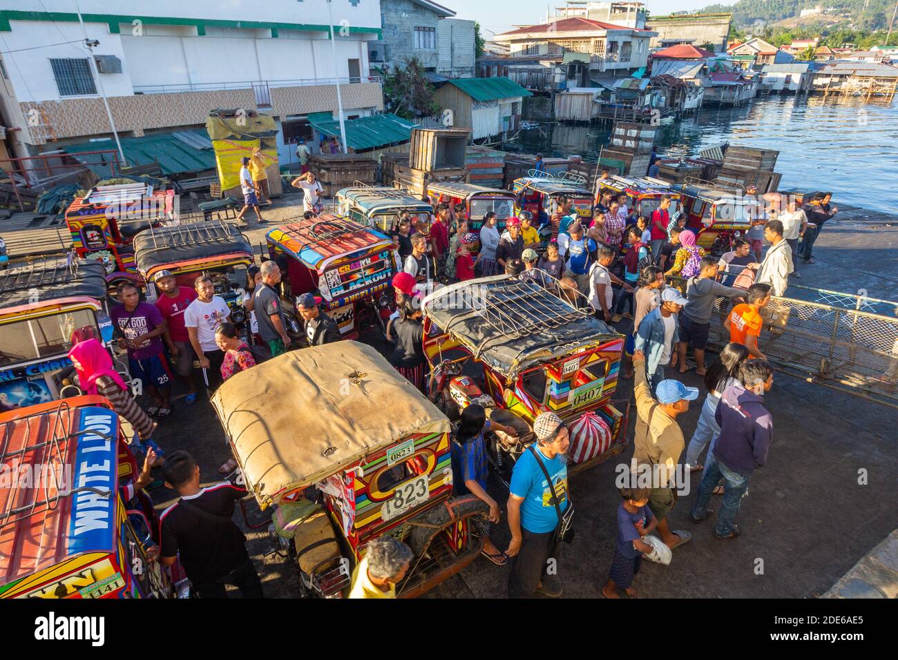 Tricycles, véhicules de tourisme locaux, au port de Bongao à Tawitawi, Philippines Banque D'Images