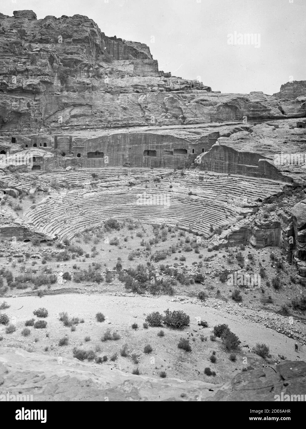 Légende originale: Petra (Wadi Musa). Théâtre et zone d'el-Khubta. Le théâtre. Depuis les pentes inférieures de el-Khubta - emplacement: Petra Jordan ca. 1920 Banque D'Images