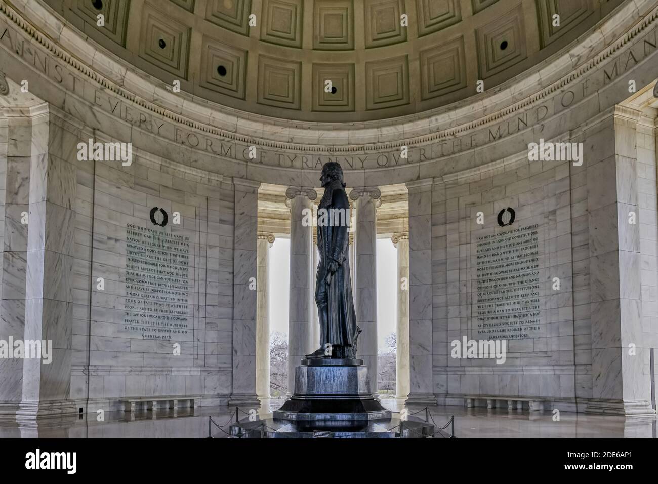 Thomas Jefferson Memorial avec des citations gravées sur les murs de marbre environnants, Washington, États-Unis Banque D'Images