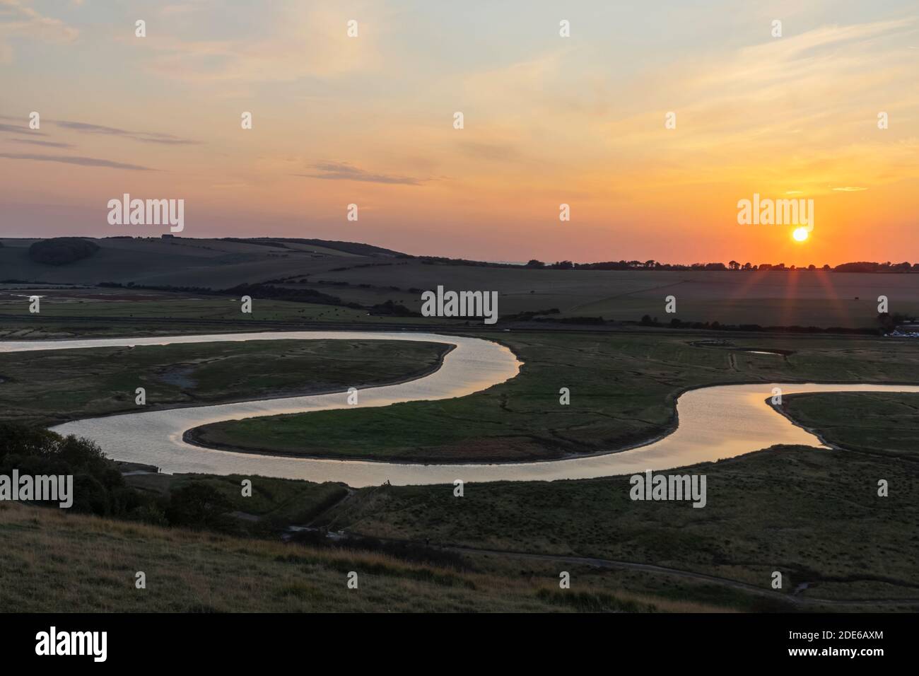 Angleterre, East Sussex, Eastbourne, South Downs National Park, Birling Gap, la rivière Cuckmere au coucher du soleil Banque D'Images