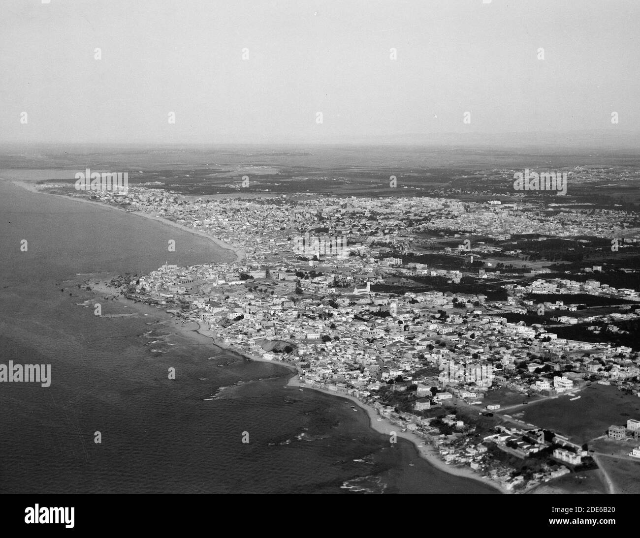 Histoire du Moyen-Orient - vues aériennes de la Palestine. Jaffa Auji River et Levant Fair. Ligne côtière Jaffa-tel Aviv. Vue de N.E. montrant le promontoire de Jaffa qui jante dans la mer Banque D'Images