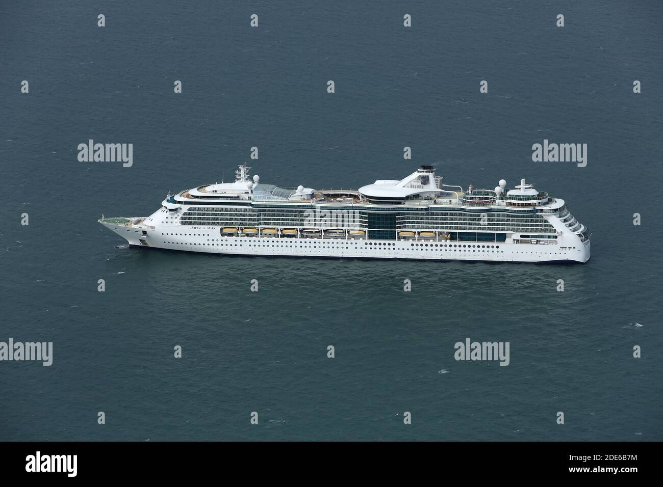 Vue aérienne du paquebot Royal Caribbean Jewel of the Seas était à l'ancre à Poole Bay pendant Covid 19 quand personne ne volait ! Banque D'Images