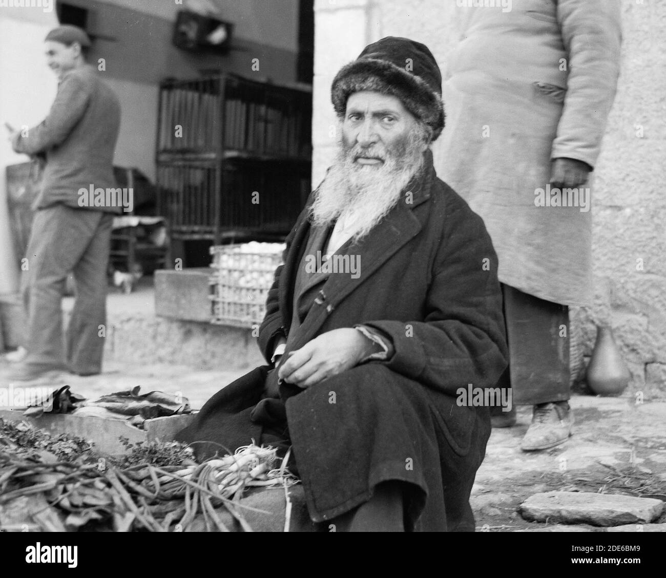 Légende originale: Marché juif à MEA Shearim. Quartier Bukaran Bukharan homme vendant des légumes - lieu: Jérusalem ca. 1934-1939 Banque D'Images