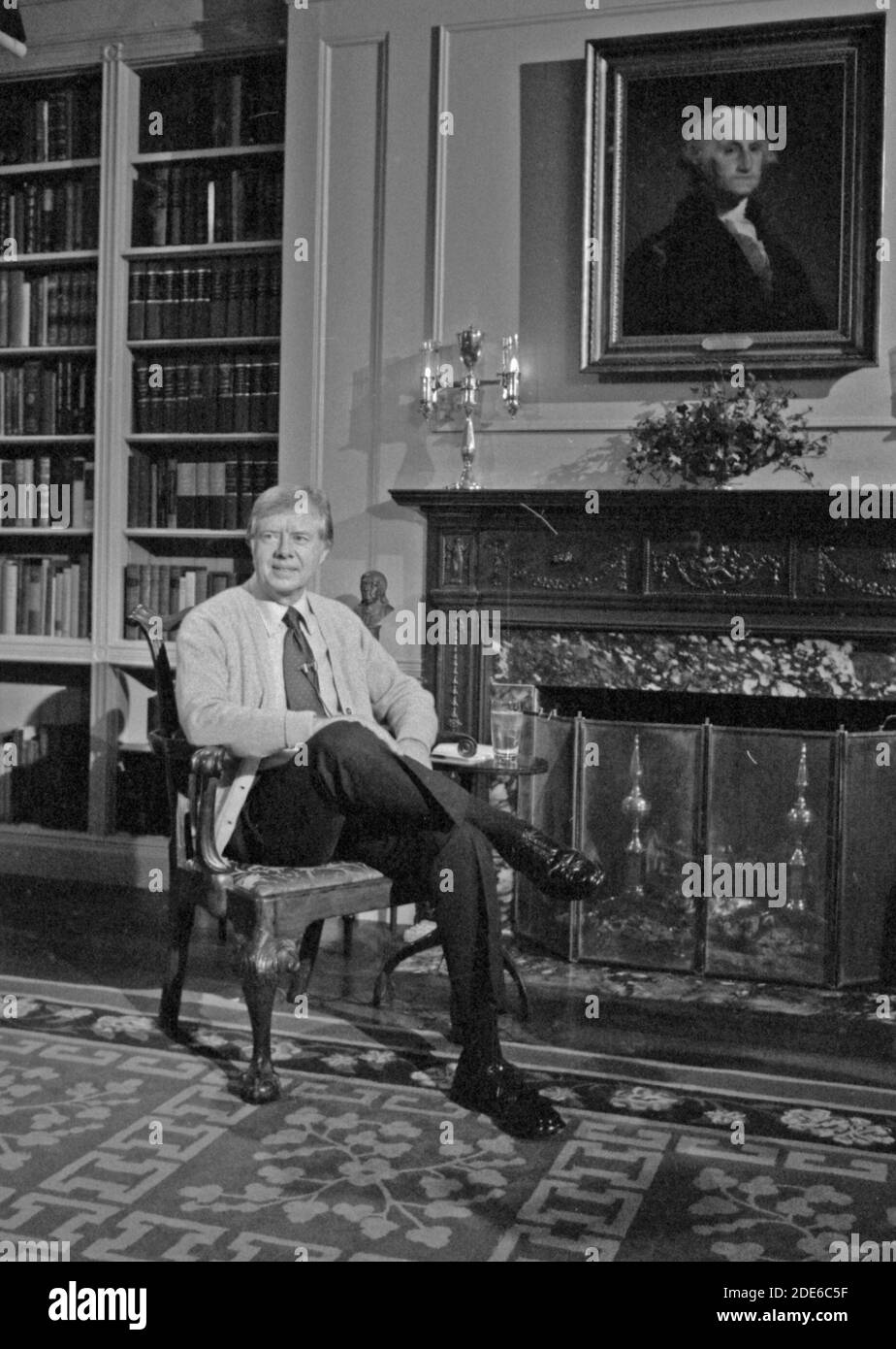 Photographie de Jimmy carter dans la bibliothèque de la Maison Blanche lors d'une conversation télévisée Fireside sur Energy CA. 2 février 1977 Banque D'Images